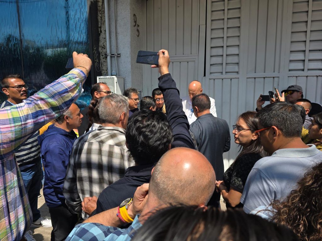 Trabajadores del Poder Judicial, llegan a la sede del SUTPJ-CDMX; piden saber requisitos para votar este martes.