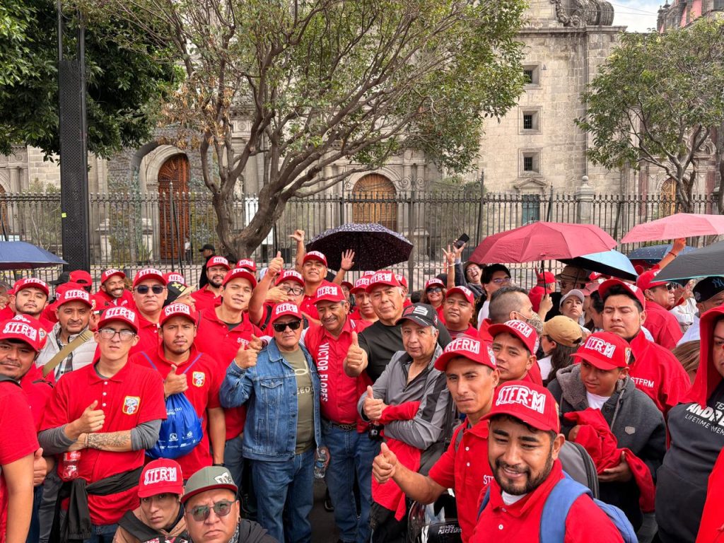 Parte del contingente del Sindicato Ferrocarrilero que ayer asistió al Zócalo