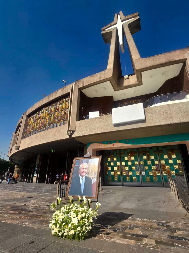 En el atrio de la Basílica de Guadalupe, fue colocada una fotografía del Lic. Joel Ayala.