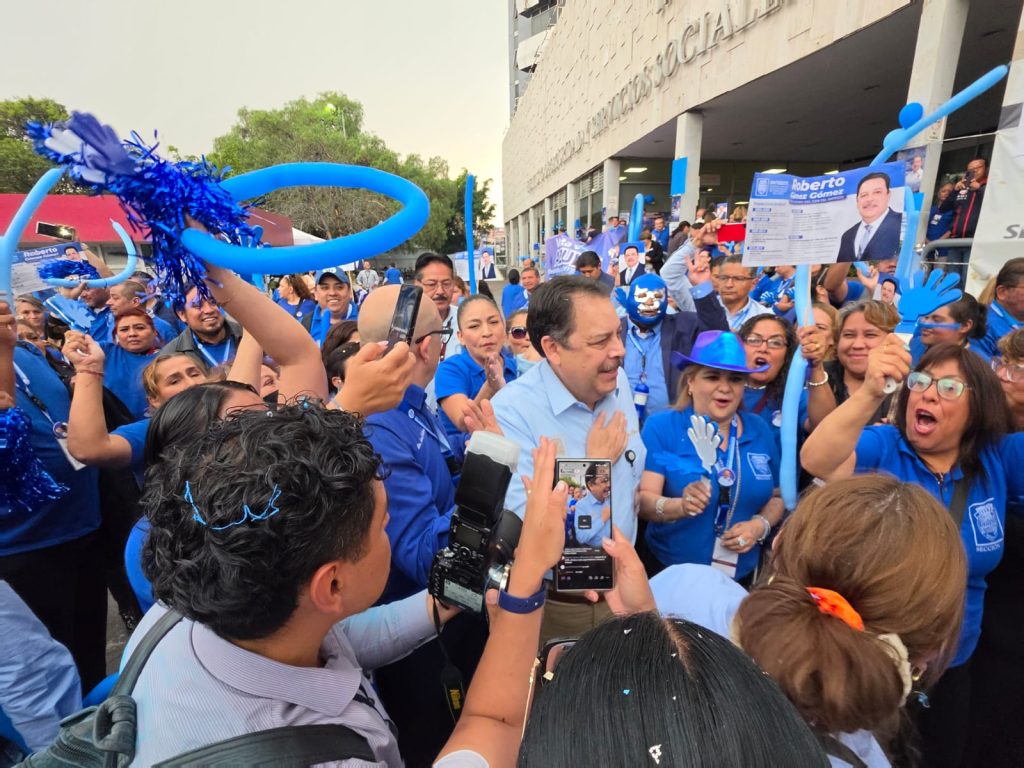 Firme respaldo de trabajadores a Roberto Gómez.