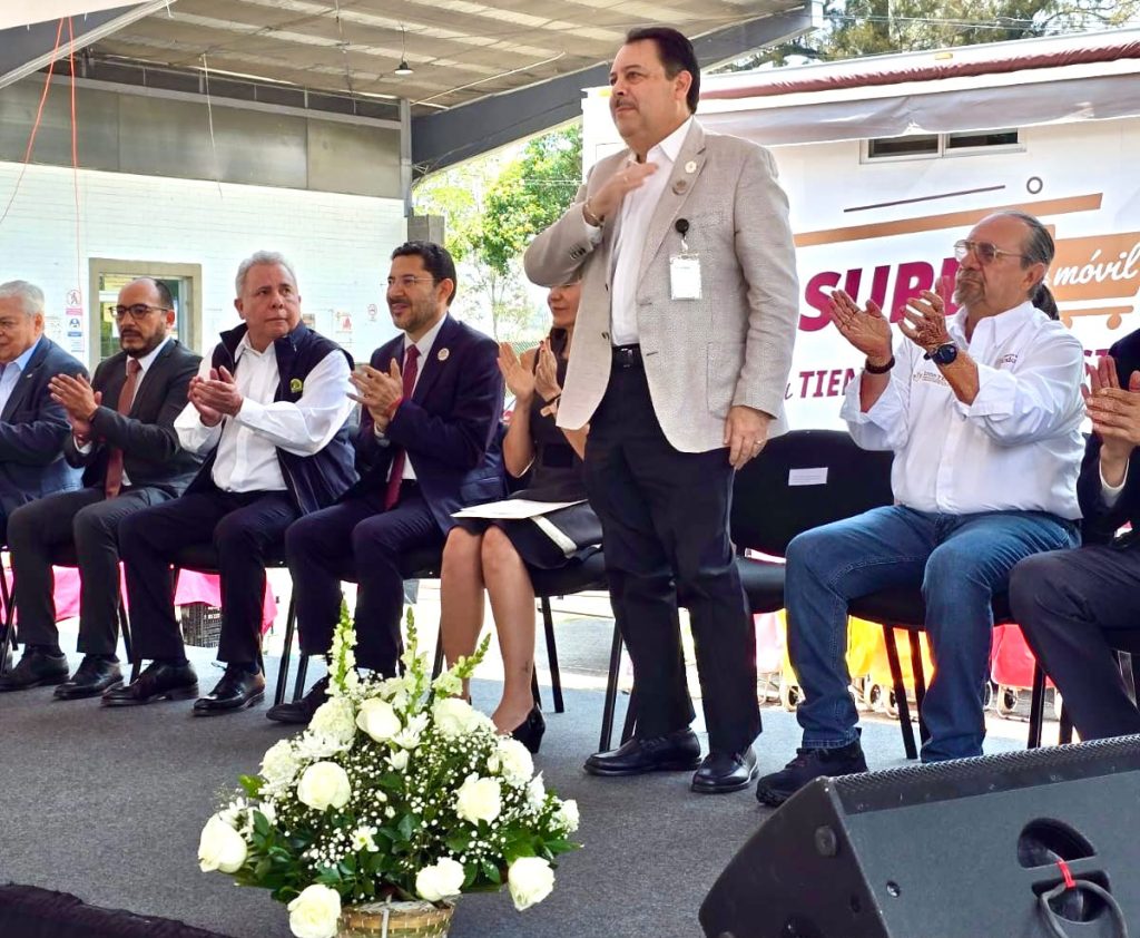 El titular del CEN del SNTISSSTE, Roberto Gómez, presente en el evento.