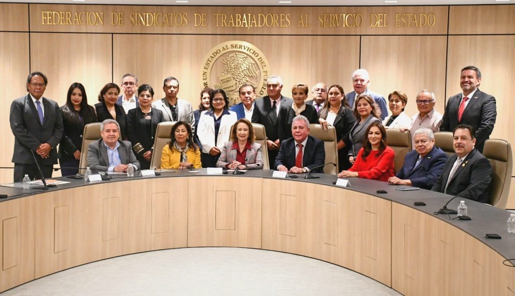 Dirigentes sindicales de la FSTSE, atendieron el llamado para reunirse con ministros de la SCJN.