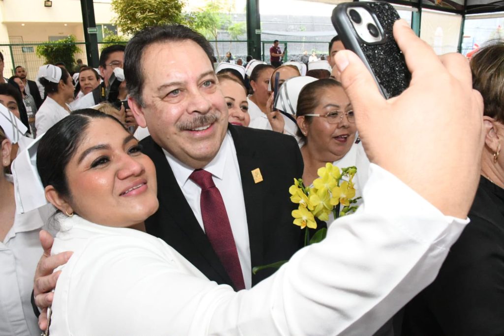 El líder nacional del SNTISSSTE, químico Roberto Gómez Gómez saludó al personal de enfermería.
