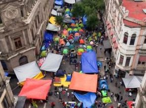 Amanecen Maestros en Plantón, Sobre la Calle 5 de Mayo del Centro Histórico CDMX