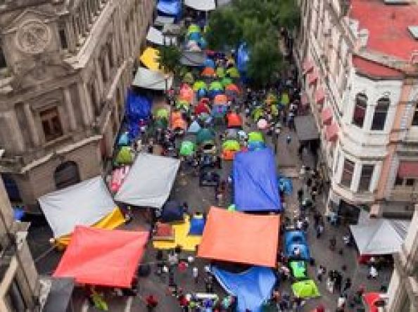 Amanecen Maestros en Plantón, Sobre la Calle 5 de Mayo del Centro Histórico CDMX