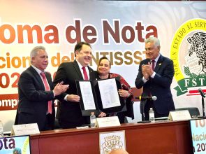 Recibe Roberto Gómez Gómez del TFCyA, Toma de Nota Como Presidente del SNTISSSTE